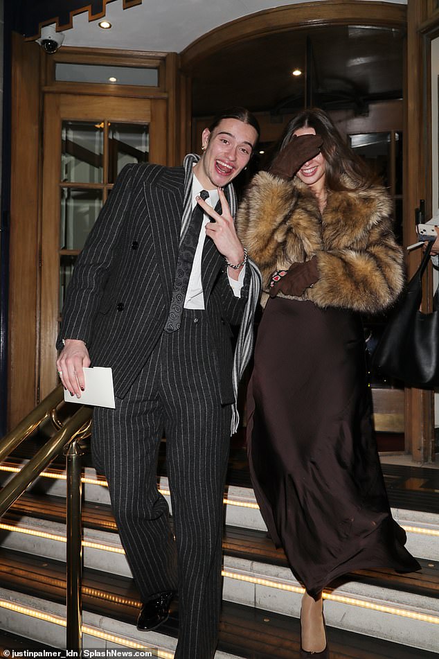 اختار علي بدلة مقلمة أنيقة وقميصًا أبيض وربطة عنق مطبوعة بطبعة بيزلي عندما غادر مع فتاة غامضة ترتدي فستانًا بنيًا وتغطي وجهها.