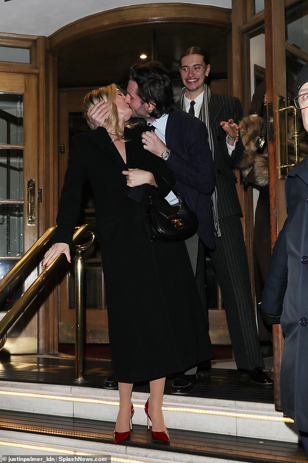 من الواضح أن روبي ابنة رود وزوجها جيك يشعران بالحب الاحتفالي، حيث شوهدتا وهما يتبادلان قبلة عاطفية أثناء مغادرتهما المكان