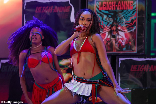 وقع المغني لأول مرة على Warner Records في عام 2022 بعد أن أصبح منفردًا ولكن في وقت سابق من هذا العام تم إسقاطه والدخول في شراكة مع Virgin Music Group.