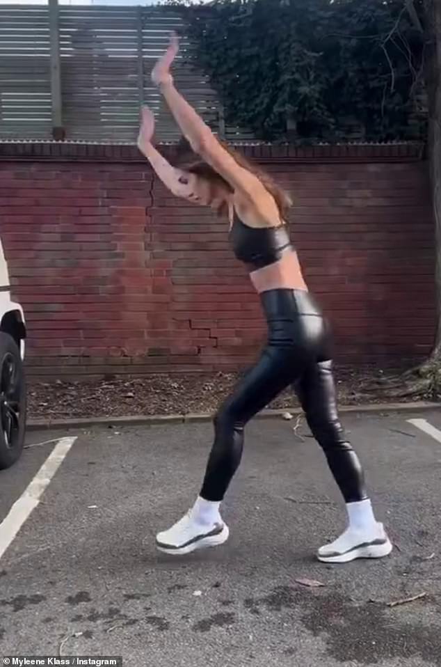 مع ظهور عضلات بطنها، قامت ميلين بقلب خلفي عبر نافذة محركها الفاخر، بعد أن ارتدت زوجًا من أحذية سكيتشرز الرياضية، وهي سفيرة العلامة التجارية لها.