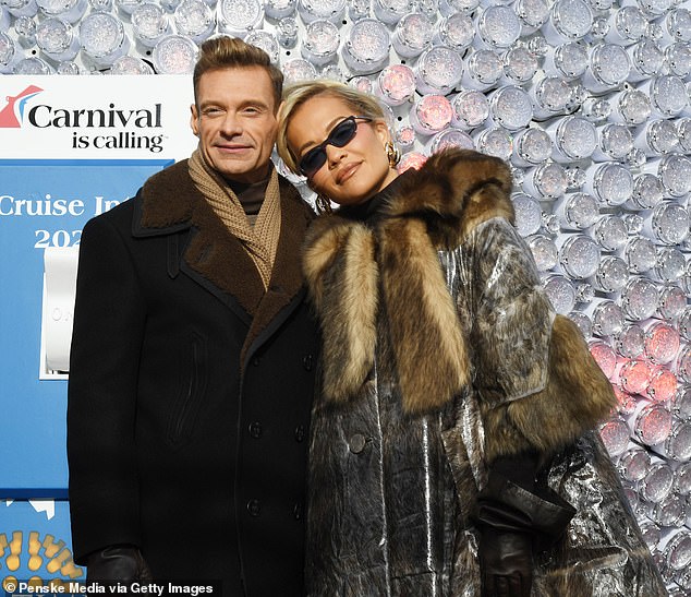 لقد ظهرت بشكل مذهل أثناء التقاط الصور مرتدية معطفًا من الفرو البني مغطى بطبقة من البلاستيك، مع شال فرو مطابق مربوط حول رقبتها.