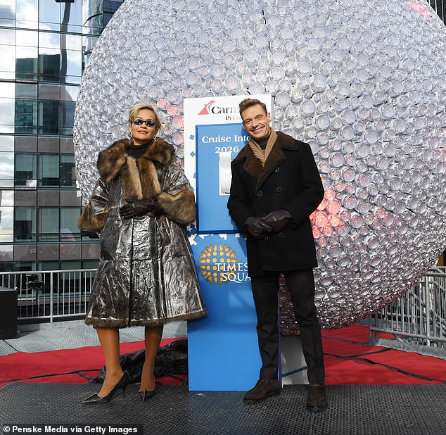 ارتدت ريتا جوارب طويلة وخناجر عارية وأكملت المجموعة مع سترة بنية برقبة السلحفاة