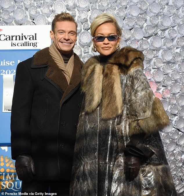 لقد اجتاحت خصلات شعرها الشقراء في تسريحة شعر على شكل خلية نحل وأكسسواراتها بأقراط ذهبية كبيرة ونظارات شمسية أثناء التقاطها مع رايان