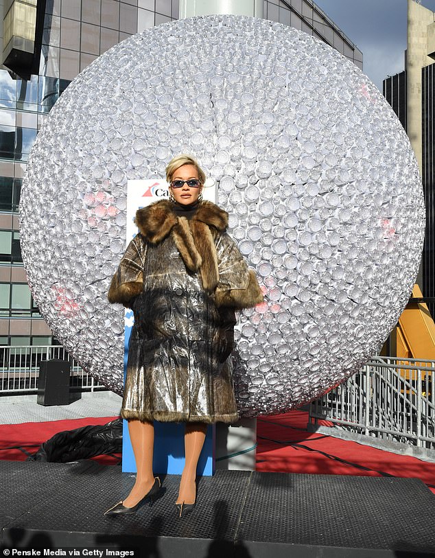 قبل اليوم الكبير يوم الأربعاء، وصلت ريتا لقضاء عطلة صحفية مع مضيفها المشارك في Times Square Ball