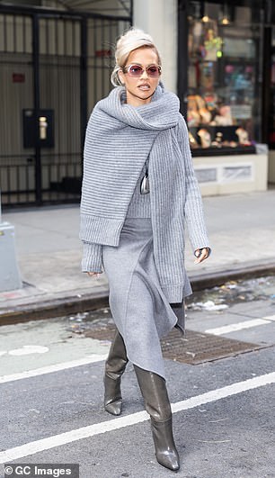 حولت المغنية شوارع مدينة نيويورك إلى منصة عرض أزياء حيث ظهرت بمظهر رمادي بالكامل