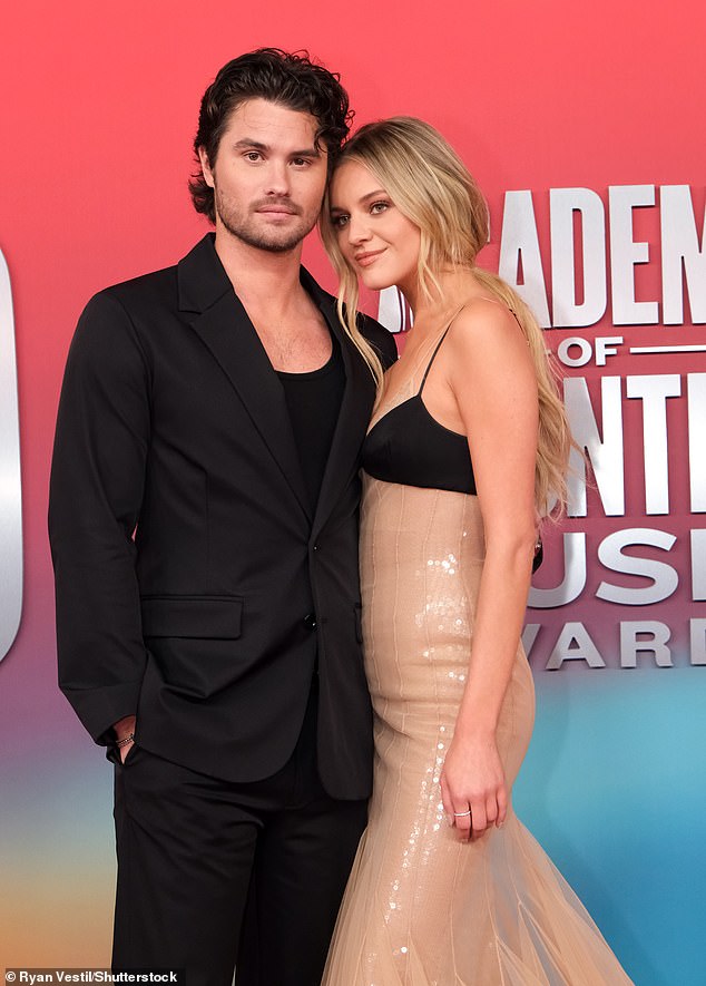 ولكن وفقًا لأحد المطلعين على بواطن الأمور، فإن حياة العزوبية لم تدم طويلاً حيث اتخذ الشريكان السابقان خطوات مبدئية لبدء علاقتهما المتقطعة مرة أخرى (في الصورة في مايو).