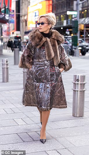 ثم ارتدت ريتا معطفًا بنيًا معدنيًا مع زخرفة من الفرو الصناعي