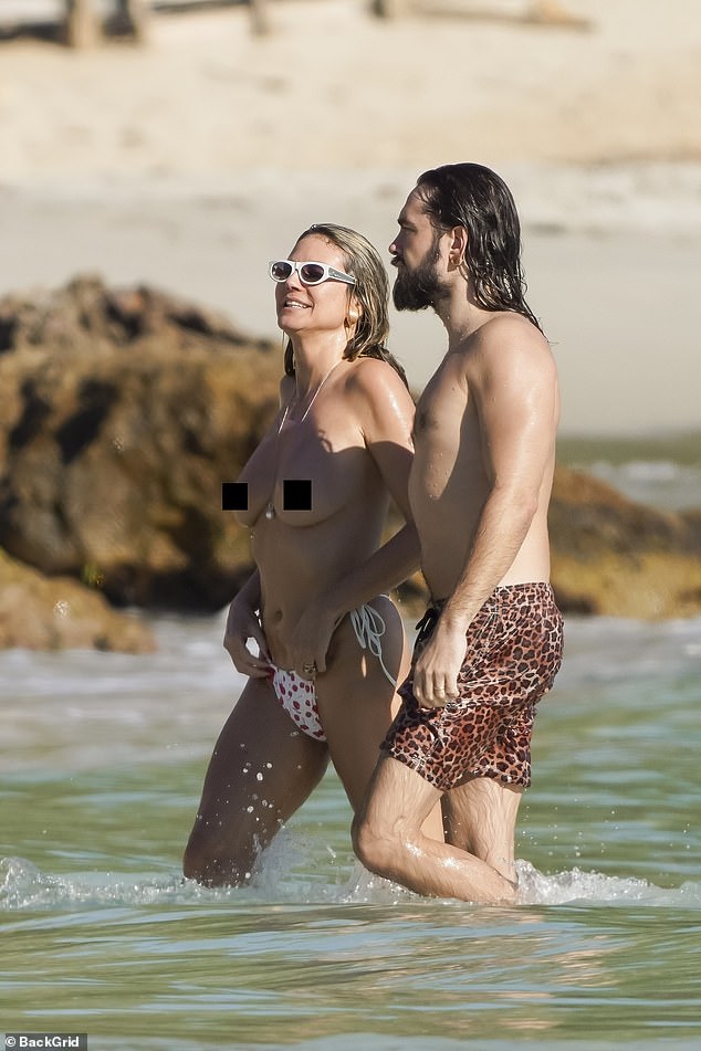 اختار كوليتز أيضًا عرضًا مبهرجًا مع سروال السباحة ذو طبعات الفهد