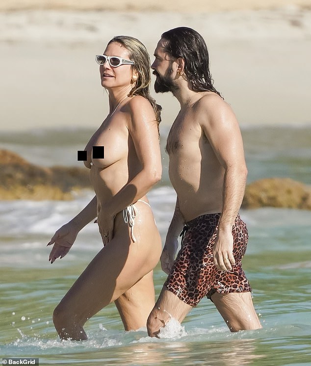 تناثر الزوجان حول مياه الجزيرة يوم الأحد