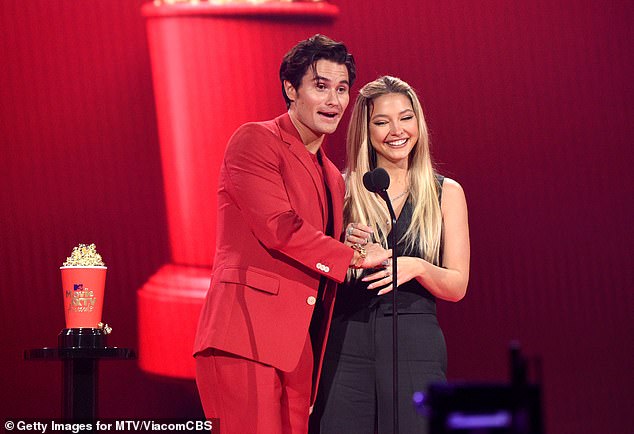 لكن أغنيتها المنفردة Emerald City تحدثت عن الشعور بالغيرة تجاه الصديقة السابقة لشريكها، مما جعل المعجبين مقتنعين بأنها كانت تنتقد مادلين كلاين، نجمة ستوكس السابقة وOuter Banks (في الصورة في عام 2021).