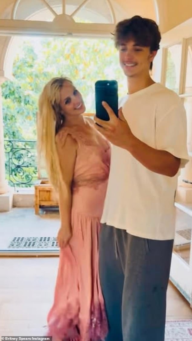 جايدن جيمس (يمين) قضى عيد الميلاد مع سبيرز (يسار)