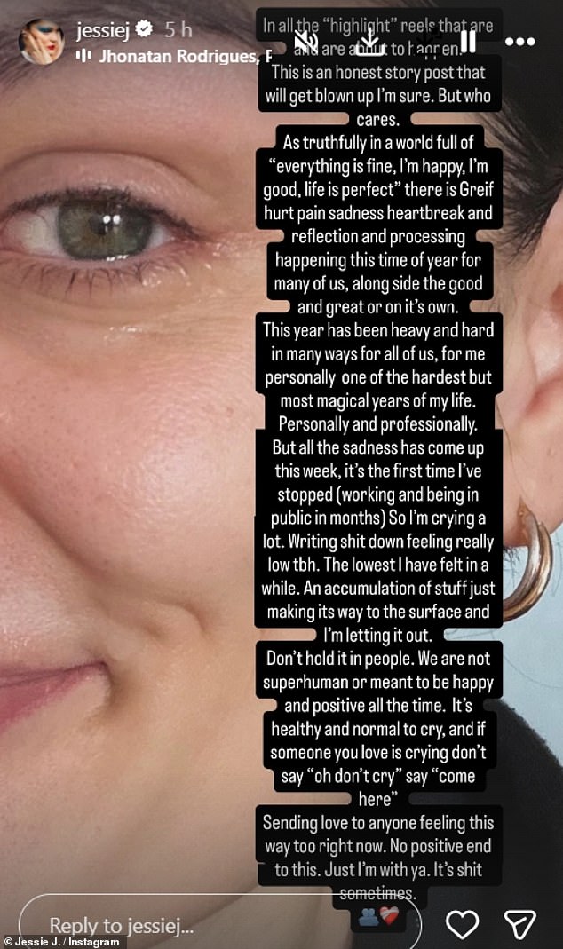 شاركت المغنية البالغة من العمر 37 عامًا على إنستغرام صورة قريبة لعينها وهي تبكي، وقالت للجماهير هذا العام 