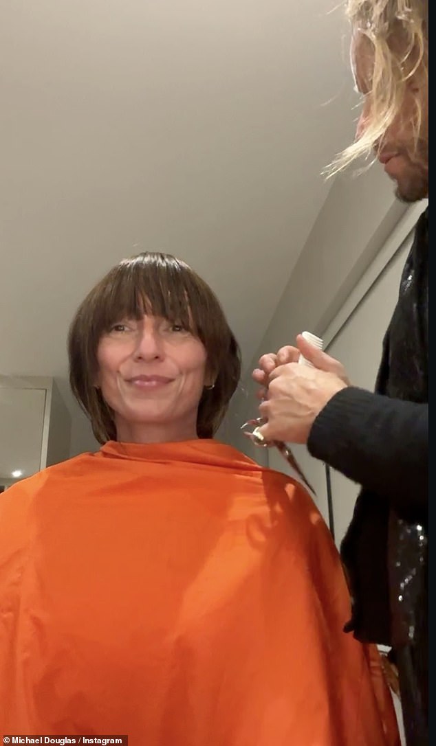 وبينما كان الزوجان يضحكان معًا ويتفاعلان مع المعجبين في التعليقات، اعترف مايكل بأنه كان حريصًا على انتهاء العام، وهو الشعور الذي شاركته دافينا بسرعة.