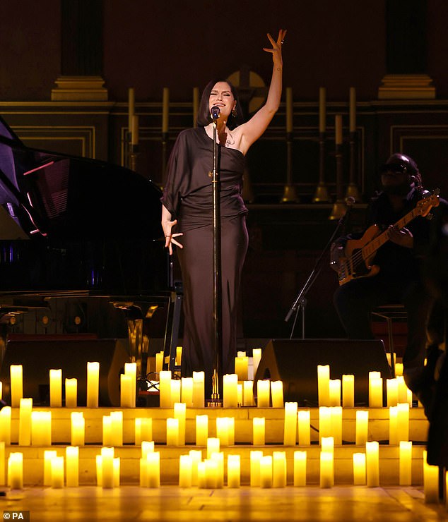 انهارت مغنية The Price Tag مؤخرًا بالبكاء وهي تغني عن وفاة حارسها الشخصي ديف في Virgin Media وسلسلة O2’s Priority by Candlelight في وقت سابق من هذا الشهر.