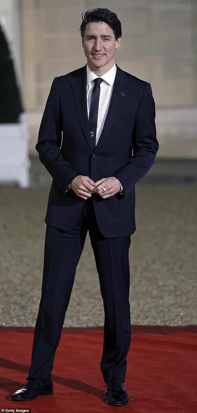 انتقلت بيري منذ ذلك الحين مع ترودو - الذي شوهدت معه لأول مرة في يوليو أثناء تناولهما العشاء في مونتريال خلال المرحلة الكندية من جولة Lifetimes Tour؛ شوهد في فبراير في باريس