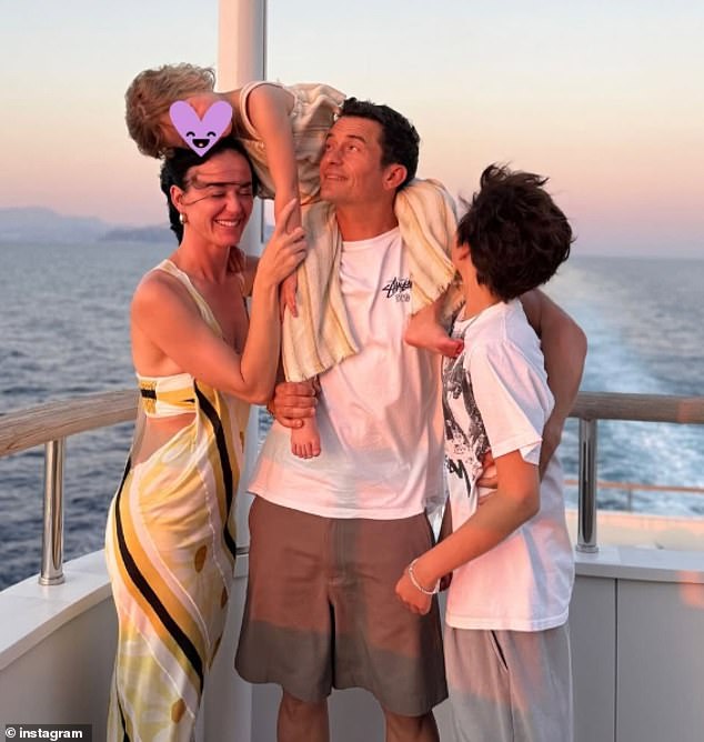 وانضم الزوجان السابقان إلى ابنتهما ديزي، البالغة من العمر خمسة أعوام، وكذلك ابن الممثل المراهق فلين، البالغ من العمر 14 عامًا، والذي يشاركه مع زوجته السابقة ميراندا كير. بلوم وبيري في الصورة أعلاه مع ديزي وفلين