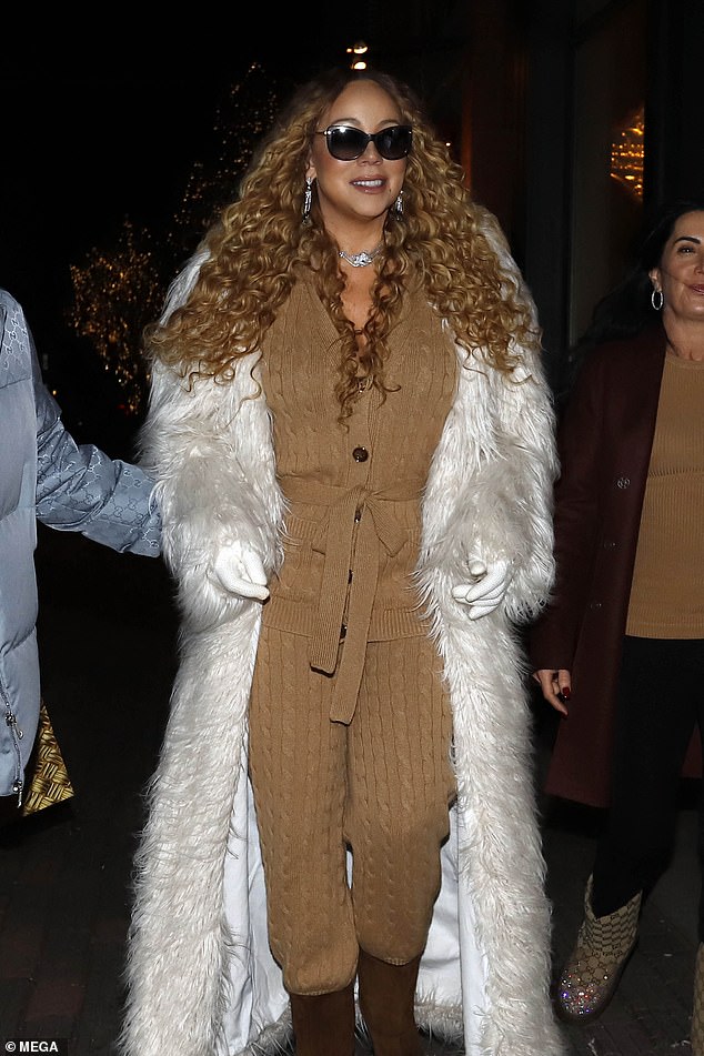 بمجرد حلول الليل، ظهرت كاري مرة أخرى في زي آخر مذهل وهي تتجول في شوارع أسبن المرصوفة بالحصى مرتدية حذاءً بنيًا من جلد الغزال.