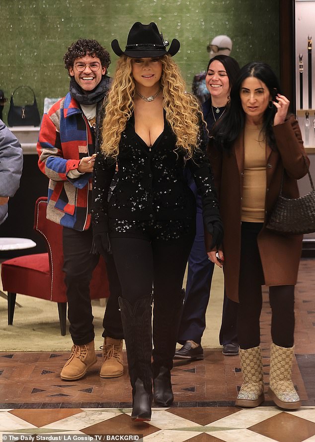 ولإكمال إطلالتها، ارتدت المغنية المهووسة جوارب سوداء وقفازات وقلادة من الماس المتلألئة