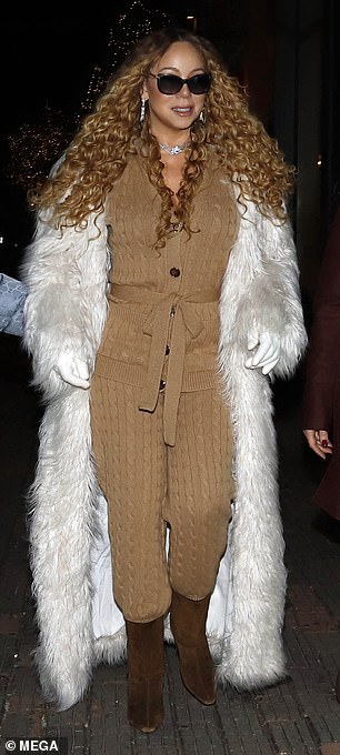 استحوذت ماريا كاري على مدينة أسبن هذا الأسبوع بإطلالتين مذهلتين بينما تقضي العطلات في وجهة السفر التي يحبها المشاهير