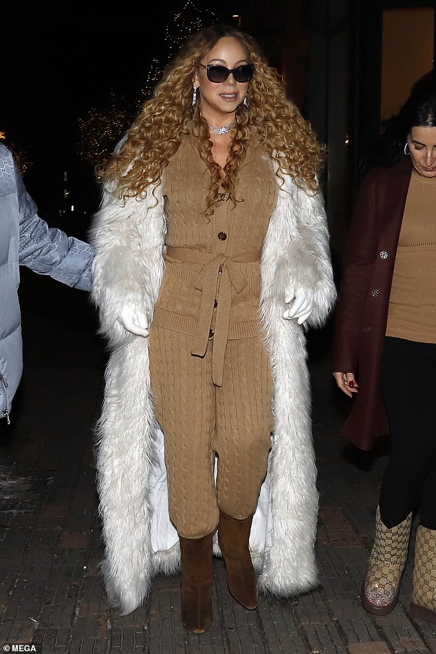 استحوذت ماريا كاري على مدينة أسبن هذا الأسبوع بإطلالتين مذهلتين بينما تقضي العطلات في وجهة السفر التي يحبها المشاهير