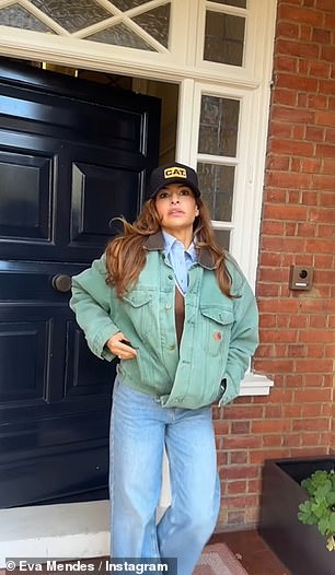 وفي مقطع آخر خلال عطلة نهاية الأسبوع، ألقت نظرة على بابها الأمامي وشرفتها