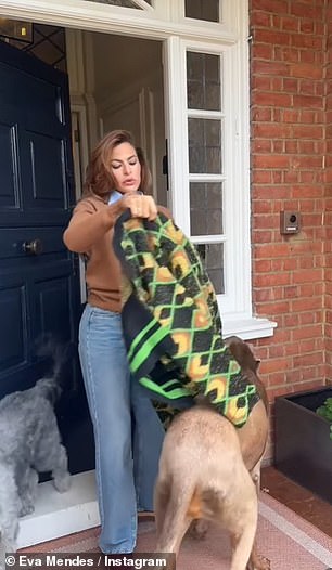 خرجت من منزلها وهي تحاول ارتداء مجموعة من السترات