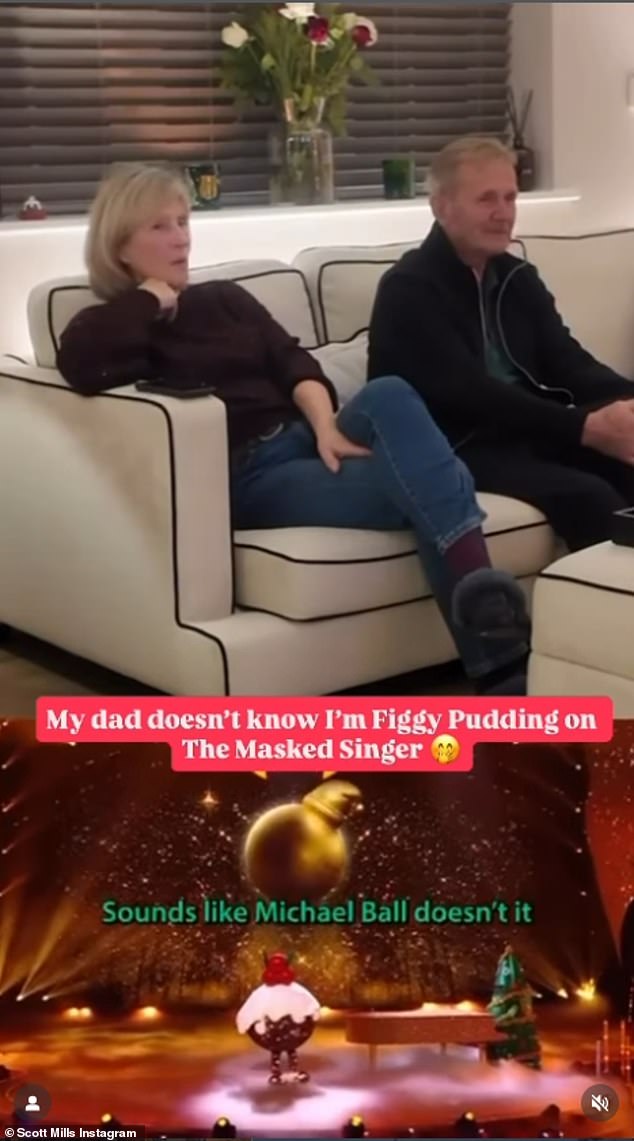 وبينما كان يؤدي العرض، قال بيت ساخرًا: 