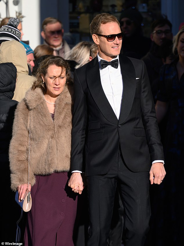 يُعتقد أن آدم وقارئ الأخبار دان قد أقاما صداقة بسبب إيمانهما القوي المشترك (في الصورة مع زوجته سارة)