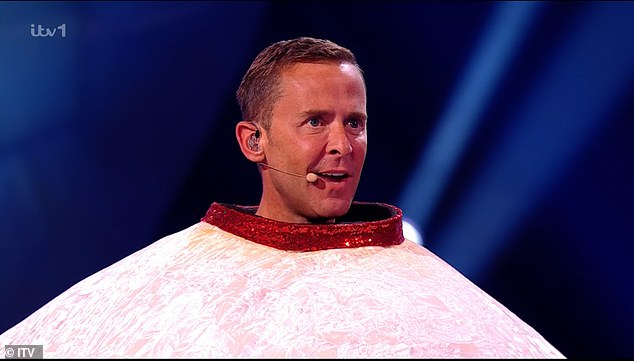 أذهل منسق الأغاني، البالغ من العمر 51 عامًا، المشاهدين خلال العرض الخاص بعيد الميلاد الخاص بالمسابقة حيث تم الكشف عن قناعته على أنه فيجي بودينج - المركز الثاني