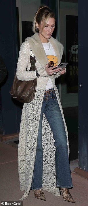 عارضة الأزياء بيلا، 29 عامًا، هي أحدث المشاهير الذين تم رصدهم وهم يصلون إلى وجهة العطلات قبل ليلة رأس السنة الجديدة