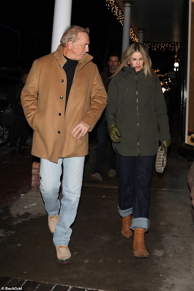 وفي نفس المنتجع أيضًا، شوهد كيفن كوستنر وهو يستمتع بليلة مع ابنته ليلي يوم الاثنين قبل ليلة رأس السنة الجديدة.