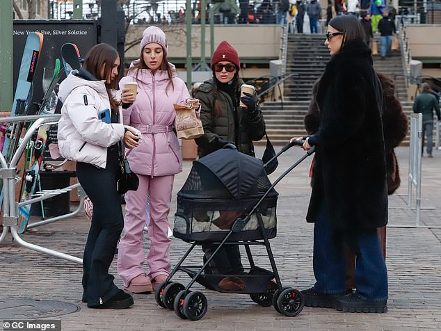 شوهدت كايل ريتشاردز وبناتها بورتيا أومانسكي وصوفيا أومانسكي وأليكسيا أومانسكي في أسبن ملفوفات بمعدات التزلج