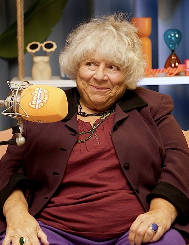 اشتهرت ممثلة هاري بوتر بفمها القاسي وآراءها الواضحة في العديد من البرامج التلفزيونية والإذاعية بما في ذلك على راديو بي بي سي 4 وفي هذا الصباح.