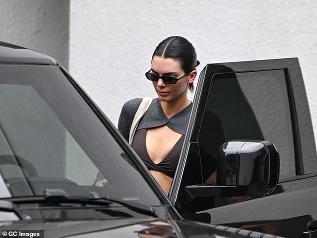 وبدت العارضة مذهلة دون عناء، حيث ارتدت حمالة صدر بنية اللون وشعرًا رماديًا، بينما أرفقت إكسسواراتها بظلال داكنة أنيقة.