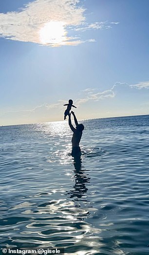 فالينتي في الصورة أعلاه وهو يرمي صغيره في الهواء