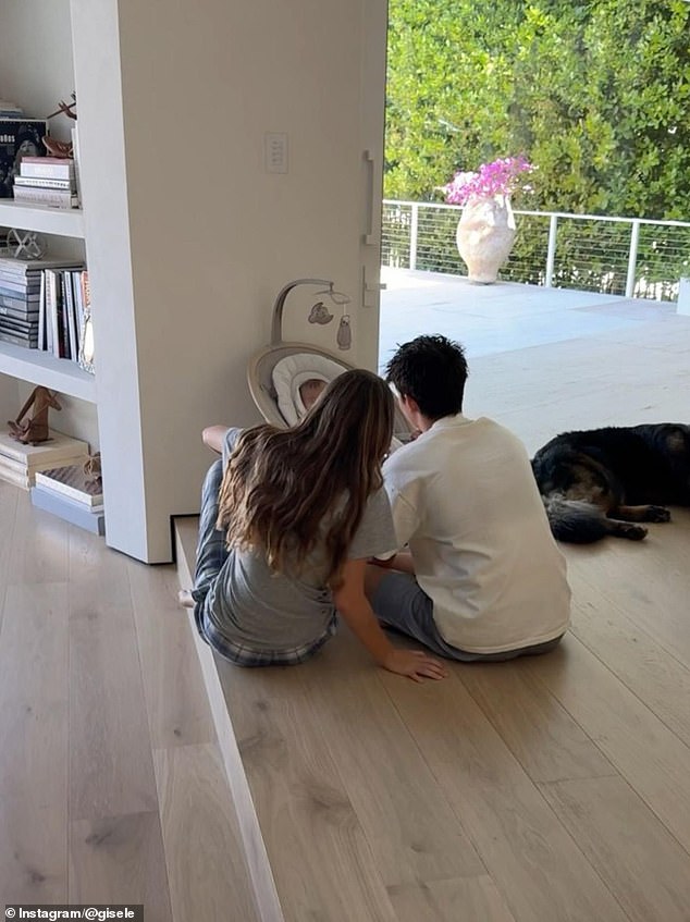 أطفال بوندشين الأكبر سنًا، بنيامين، 16 عامًا، وفيفيان، 14 عامًا، الذين تشاركهم مع زوجها السابق توم برادي، شوهدوا مع شقيقهم الأصغر