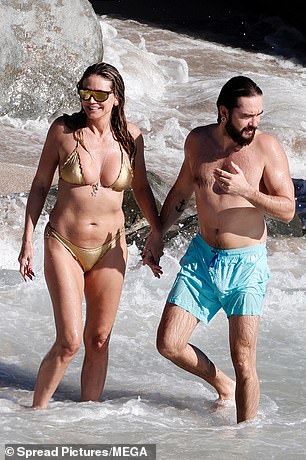 يضم نادي Shellona Beach مطعمًا يونانيًا بالإضافة إلى الموسيقى الحية ودي جي 