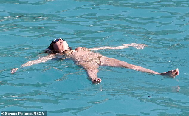 في مرحلة ما، بدت كلوم سعيدة عندما ارتدت وضعية نجم البحر بينما كانت تطفو على السطح