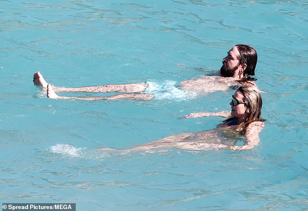 اختارت Kaulitz ملابس السباحة ذات اللون الأزرق الفاتح للسباحة المنعشة