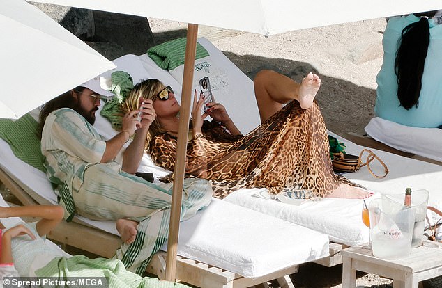 من غير المقرر أن يؤدي عازف الجيتار في فندق Tokio Hotel مع فرقته مرة أخرى حتى يبدأوا جولة الساحة الأوروبية التي تستمر 17 موعدًا في أكتوبر 2026.