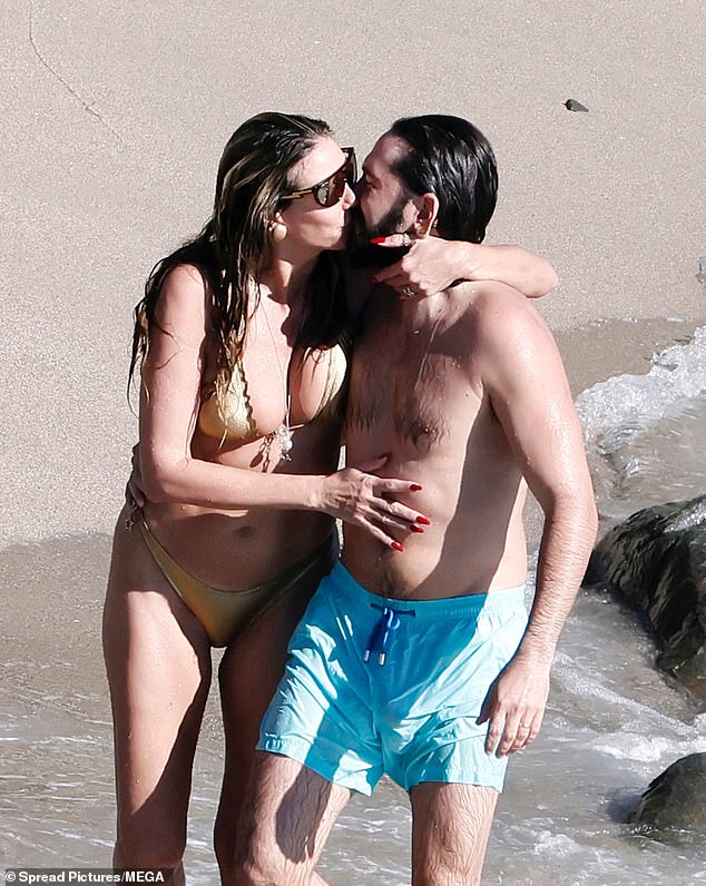 مذيعة كأس العالم FIFA مليئة بالمساعد الشخصي الرقمي مع زوجها الثالث توم كوليتز الذي يبلغ من العمر 36 عامًا وأصغر منها بـ 16 عامًا