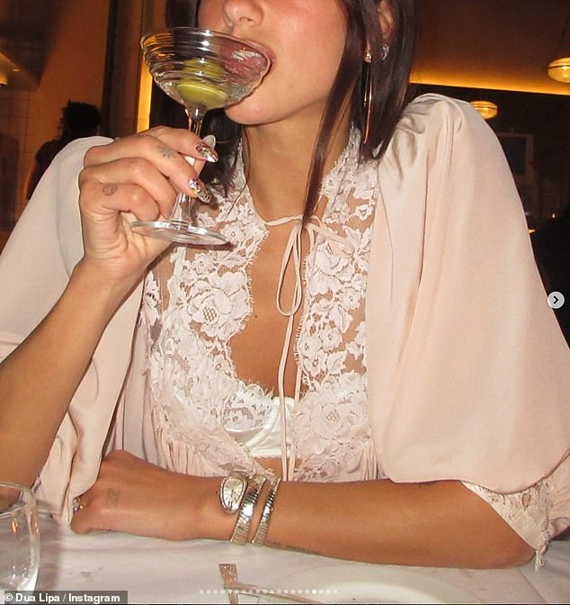 استمتعت دوا ليبا باحتساء الكوكتيل بعد عودتها من المكسيك للاحتفال بالعام الجديد في المملكة المتحدة الباردة