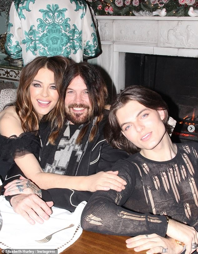 قدمت إليزابيث هيرلي عرضًا محبوبًا مع صديقها بيلي عندما انضما إلى ابنها داميان لتناول العشاء بجوار النار.