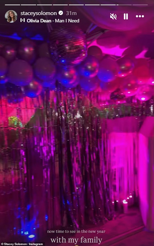 اشتهرت ستايسي سولومون ببذل قصارى جهدها في أي احتفال حسب التقويم، ولم تتراجع عندما قامت بتحويل Pickle Cottage لرأس السنة الجديدة