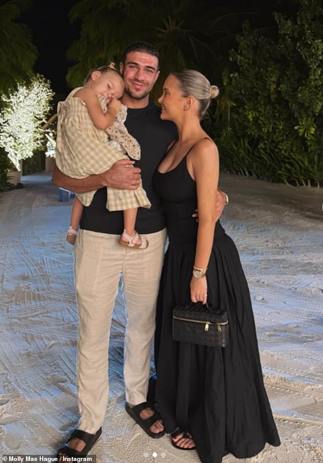 سافرت مولي ماي هيغ وتومي فيوري إلى جزر المالديف مع ابنتهما بامبي، البالغة من العمر عامين