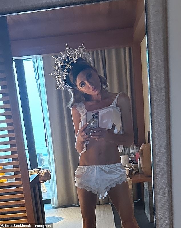 سافرت الممثلة البالغة من العمر 52 عامًا إلى الخارج لرؤية العام الجديد وشاركت مجموعة من اللقطات على منصتها يوم الأربعاء.