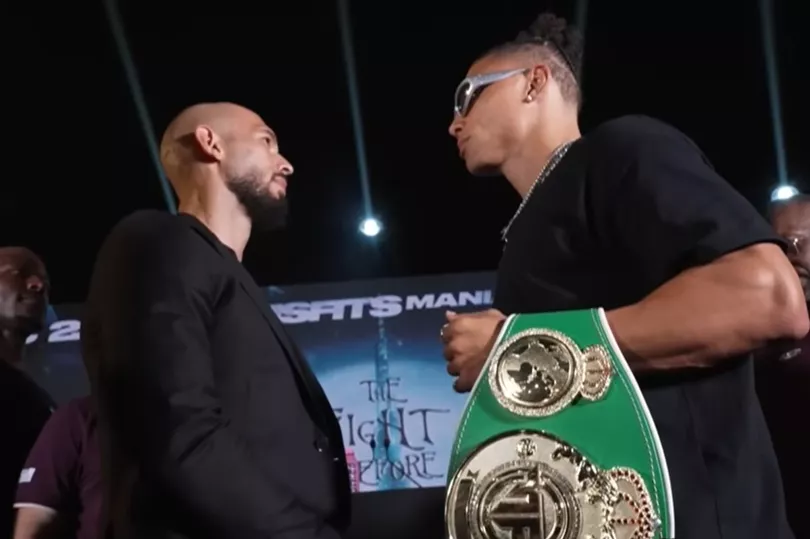 تاريخ قتال أندرو تيت وتوقيت المملكة المتحدة