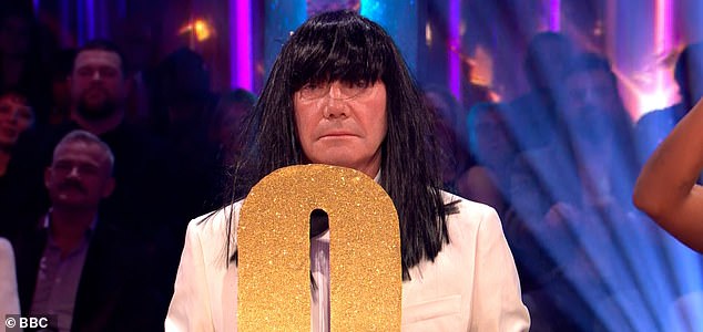 **** Ruckas Videograbs **** (01322) 861777 **** الصور المقدمة من RUCKAS ***** هام * يرجى الاعتماد على BBC لهذه الصورة. 20/12/25 Strictly Come Dancing - FinalGrabs من حلقة الليلة من Strictly Come Dancing ** هام - يرجى القراءة ** تظل مقاطع الفيديو المقدمة من Ruckas Pictures دائمًا حقوق الطبع والنشر للبرنامج نحن نقدم خدمة لالتقاط الصور وتزويدها للعميل، وسيظل تأمين حقوق الطبع والنشر للصور دائمًا مسؤولية الناشر في جميع الأوقات. تنطبق الشروط والأحكام القياسية والحد الأدنى من الرسوم على مقاطع الفيديو الخاصة بنا ما لم يتم تغييرها بموجب اتفاق قبل النشر.