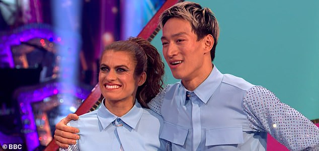 **** Ruckas Videograbs **** (01322) 861777 **** الصور المقدمة من RUCKAS ***** هام * يرجى الاعتماد على BBC لهذه الصورة. 20/12/25 Strictly Come Dancing - FinalGrabs من حلقة الليلة من Strictly Come Dancing ** هام - يرجى القراءة ** تظل مقاطع الفيديو المقدمة من Ruckas Pictures دائمًا حقوق الطبع والنشر للبرنامج نحن نقدم خدمة لالتقاط الصور وتزويدها للعميل، وسيظل تأمين حقوق الطبع والنشر للصور دائمًا مسؤولية الناشر في جميع الأوقات. تنطبق الشروط والأحكام القياسية والحد الأدنى من الرسوم على مقاطع الفيديو الخاصة بنا ما لم يتم تغييرها بموجب اتفاق قبل النشر.