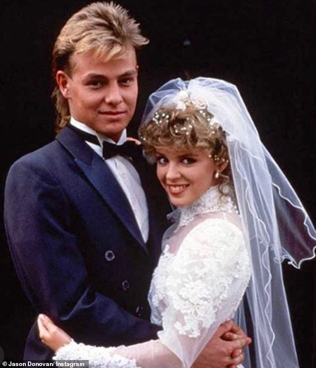 التقى جيسون وكايلي، 57 عامًا، عندما لعبا دور الحبيبين على الشاشة، سكوت وتشارلين في المسلسل الأسترالي الجيران في الثمانينيات (في الصورة)، وكانت بينهما قصة حب حقيقية لمدة أربع سنوات.